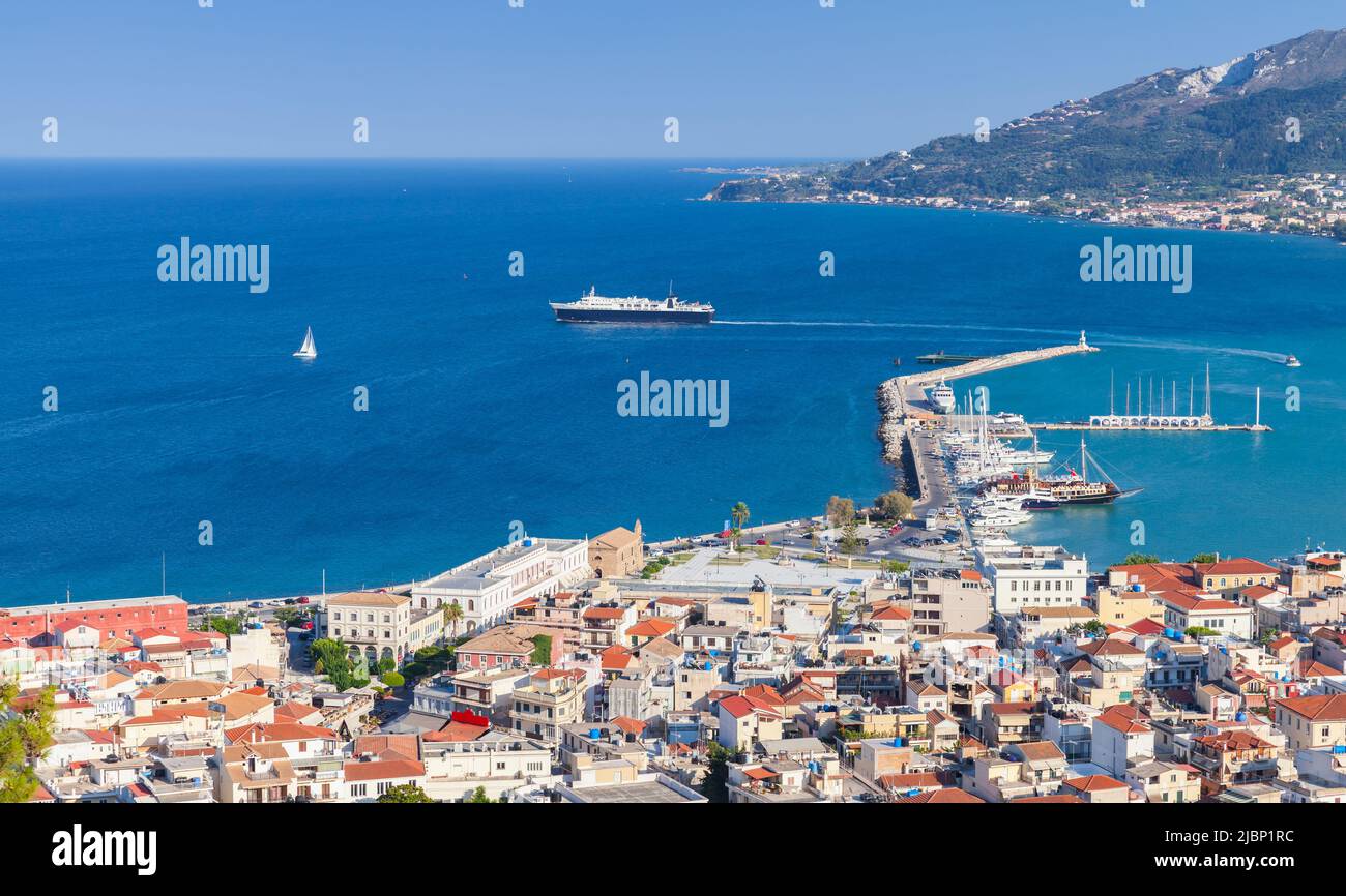 Vista sul porto di Zante, foto aerea del paesaggio scattata in una giornata estiva soleggiata. Si tratta di un'isola greca nel Mar Ionio, meta turistica popolare per su Foto Stock