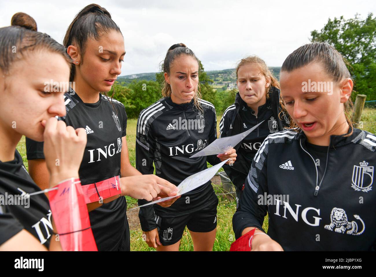 Aywaille. Belguim, 07/06/2022, Amber Tysiak del Belgio, Tessa Wullaert del Belgio e Jarne Teulings del Belgio raffigurati durante un'attività di team building della squadra nazionale belga di calcio femminile The Red Flames, martedì 07 giugno 2022 ad Aywaille. I Red Flames si stanno preparando per i prossimi campionati europei di Euro 2022 delle Donne in Inghilterra. BELGA FOTO DAVID CATRY Foto Stock