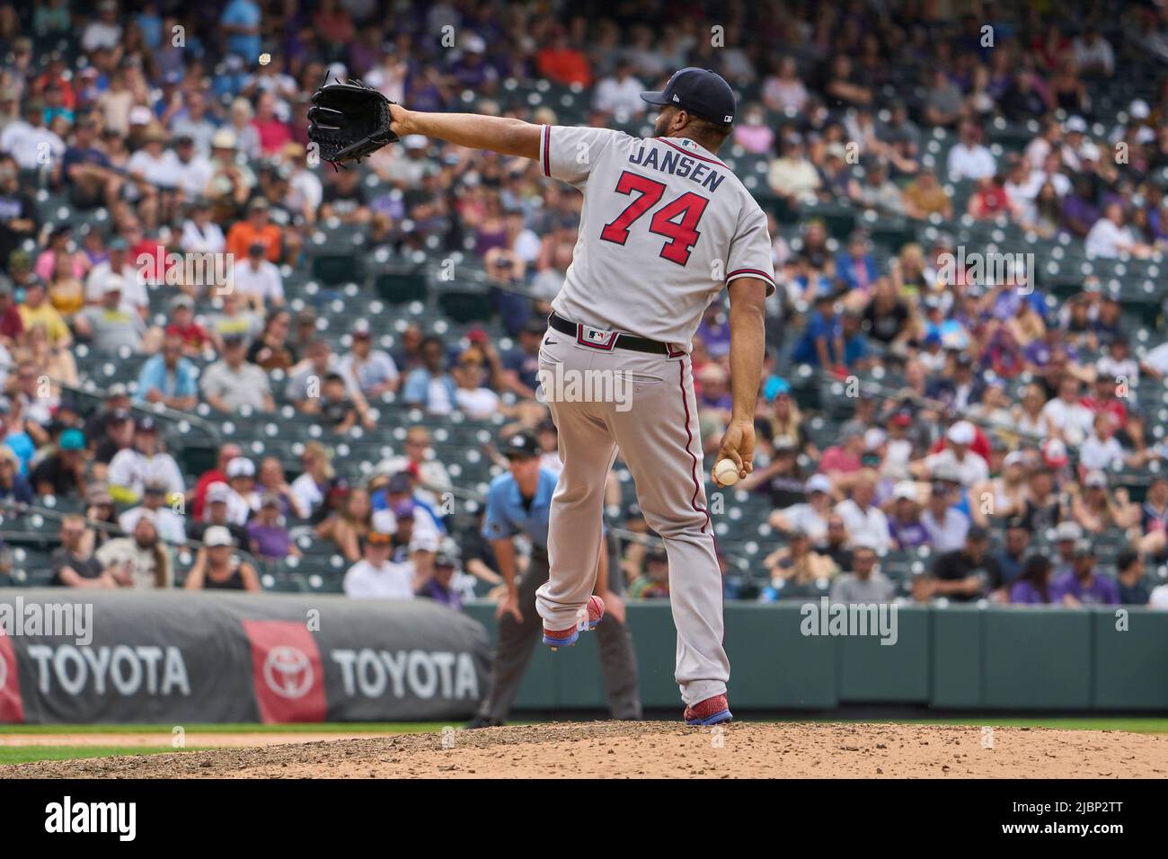 Denver CO, Stati Uniti. 5th giugno 2022. Il lanciatore di Atlanta Kenley Jansen (74) lancia un campo durante il gioco con Atlanta Braves e Colorado Rockies tenuto al Coors Field di Denver Co. David Seelig/Cal Sport Medi. Credit: csm/Alamy Live News Foto Stock