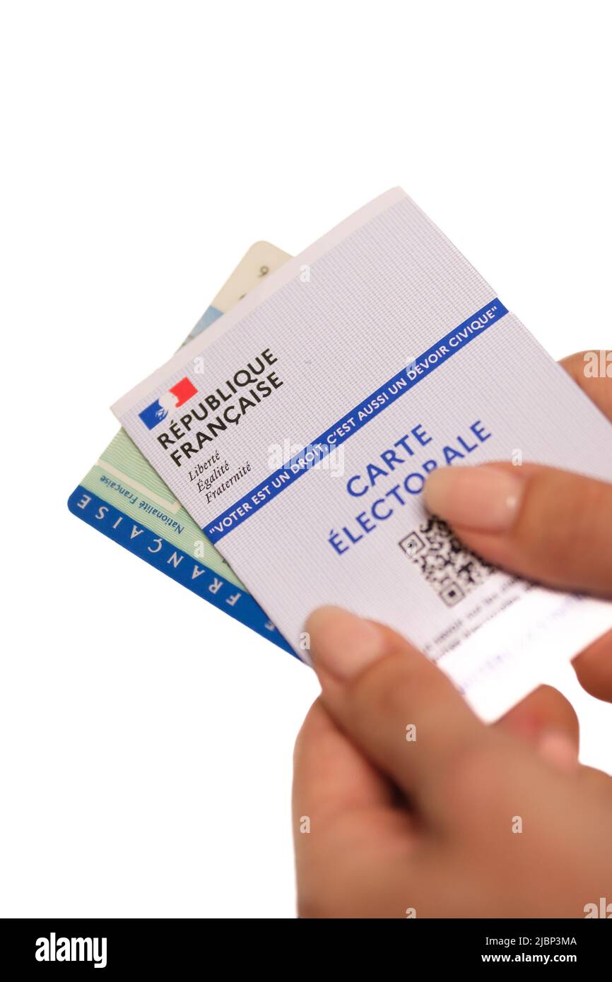 Parigi, Francia - 26 maggio 2022 : una donna che detiene una carta d'identità nazionale francese e una carta elettorale francese su sfondo bianco Foto Stock