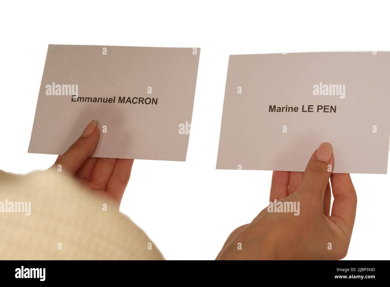 Parigi, Francia - 26 maggio 2022 : una donna che tiene le schede per i candidati alle elezioni francesi Marine le Pen ed Emmanuel Macron Foto Stock