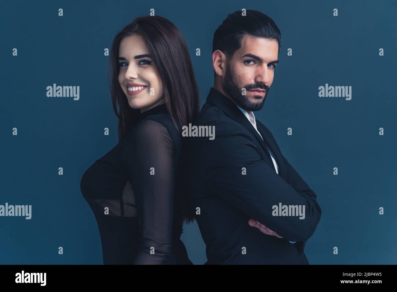 Parità sul lavoro. Giovane professionale bella coppia di affari che guarda la macchina fotografica ed essere positivo e serio. Foto studio. Foto di alta qualità Foto Stock