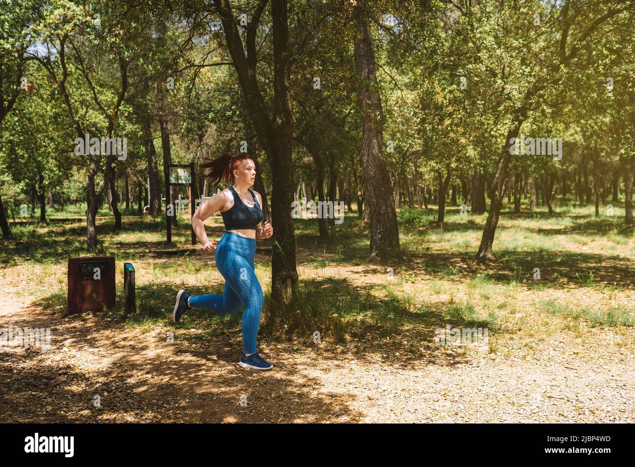 giovane atleta allenarsi, correre in natura per tonificare il corpo. atleta praticare sport all'aperto. salute e benessere stile di vita. Foto Stock