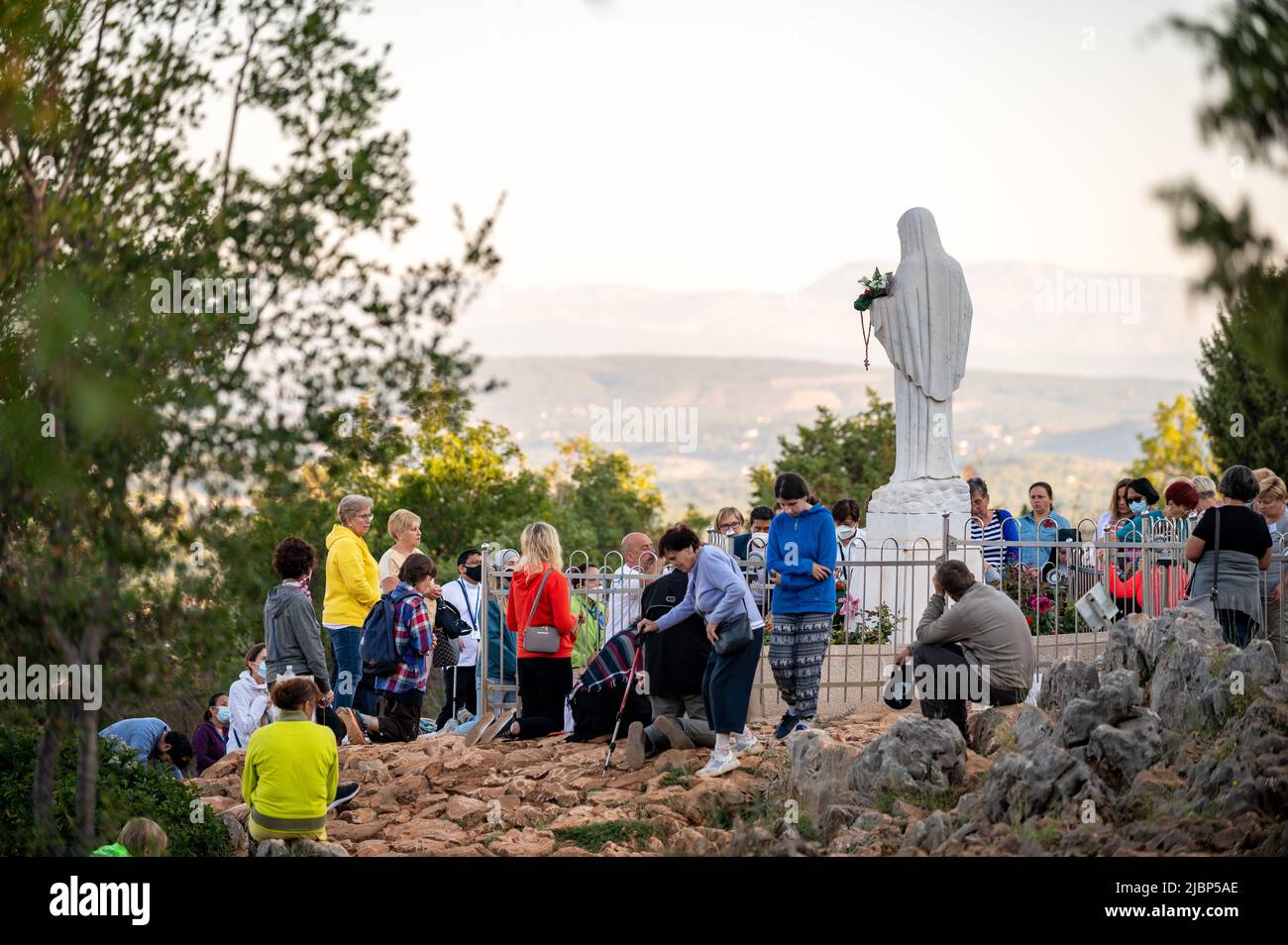 Statua della Vergine Maria, Regina della Pace, sul Monte Podbrdo circondata da pellegrini in preghiera. Medjugorje, Bosnia-Erzegovina. 2021-09-15. Foto Stock