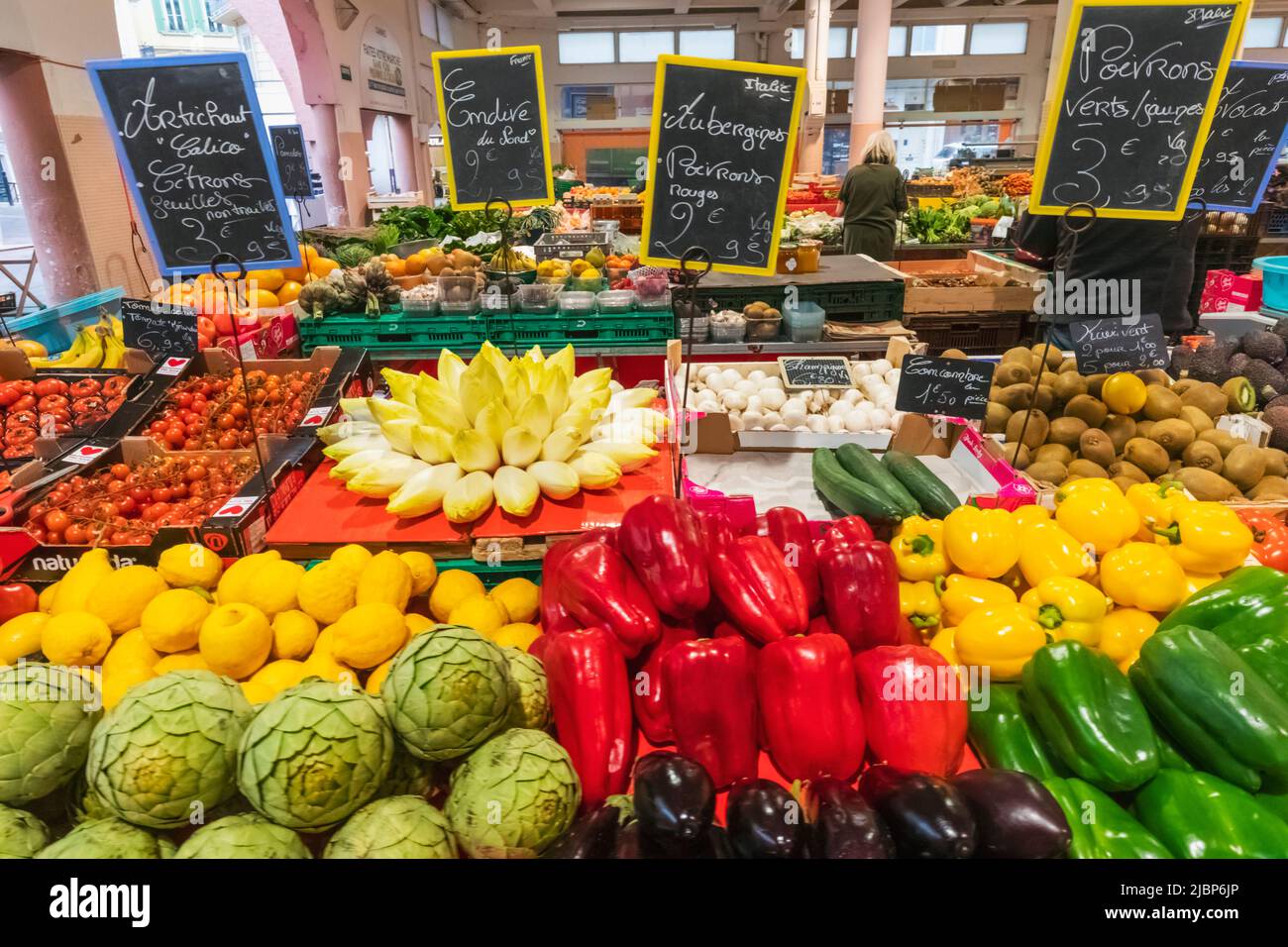 Francia, Costa Azzurra, Costa Azzurra, Cannes, mercato di Forville, Mercato Stall mostra di verdure Foto Stock