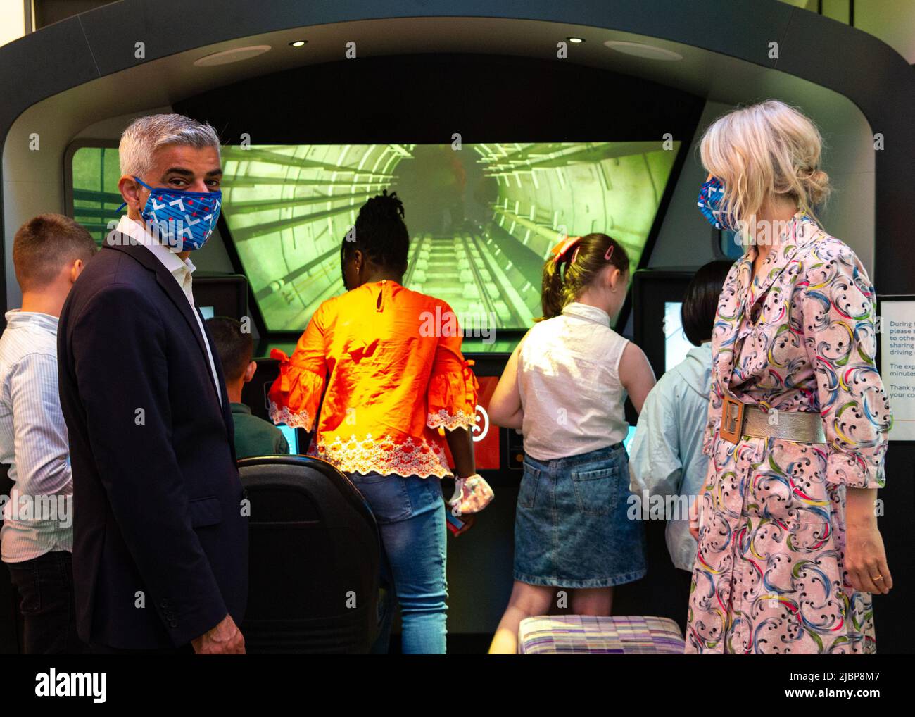 "Ladybird Heard" con Sadiq Kahn per lanciare la sua nuova campagna "Let's Do London Summer Family Fun". Covent Garden, featuring: Sadiq Khan dove: Londra, Regno Unito quando: 14 lug 2021 Credit: Mario Mitsis/WENN Foto Stock