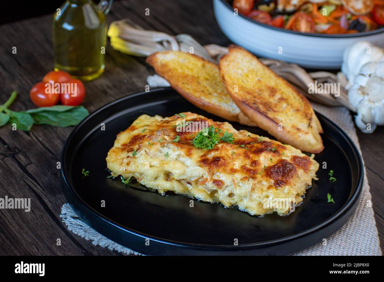Deliziose lasagne di pollo con pane e olio Foto Stock