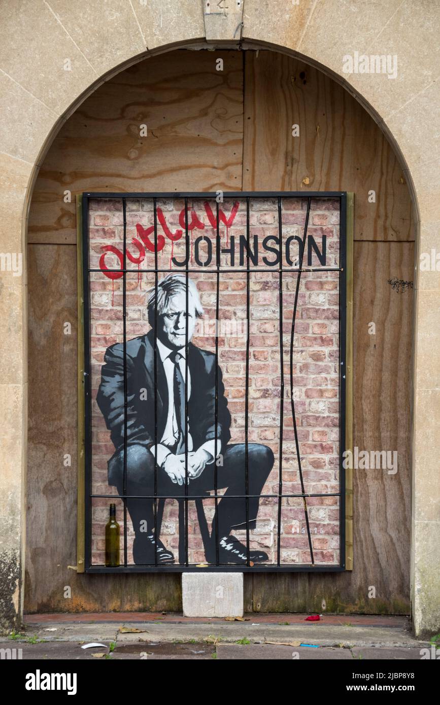 Un'opera d'arte di Banksy o nello stile di Banksy che mostra il primo  ministro Boris Johnson e il titolo "Outlaw Johnson" è apparso a Oxford.  Mostra Johnson dietro le sbarre dopo aver