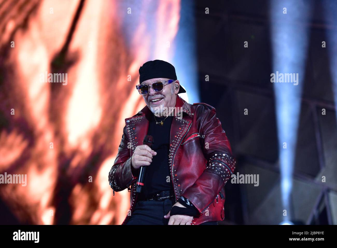 Napoli, Italia. 7th giugno 2022. Il cantante italiano Vasco Rossi si esibisce allo stadio Diego Maradona con il suo tour dal vivo 2022 a Napoli. (Credit Image: © Paola Visone/Pacific Press via ZUMA Press Wire) Foto Stock