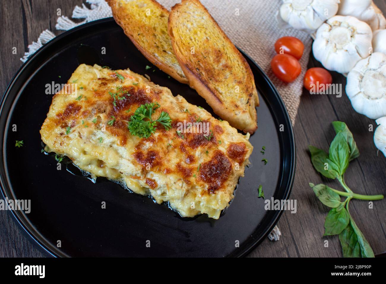 Deliziose lasagne di pollo con pane e olio Foto Stock