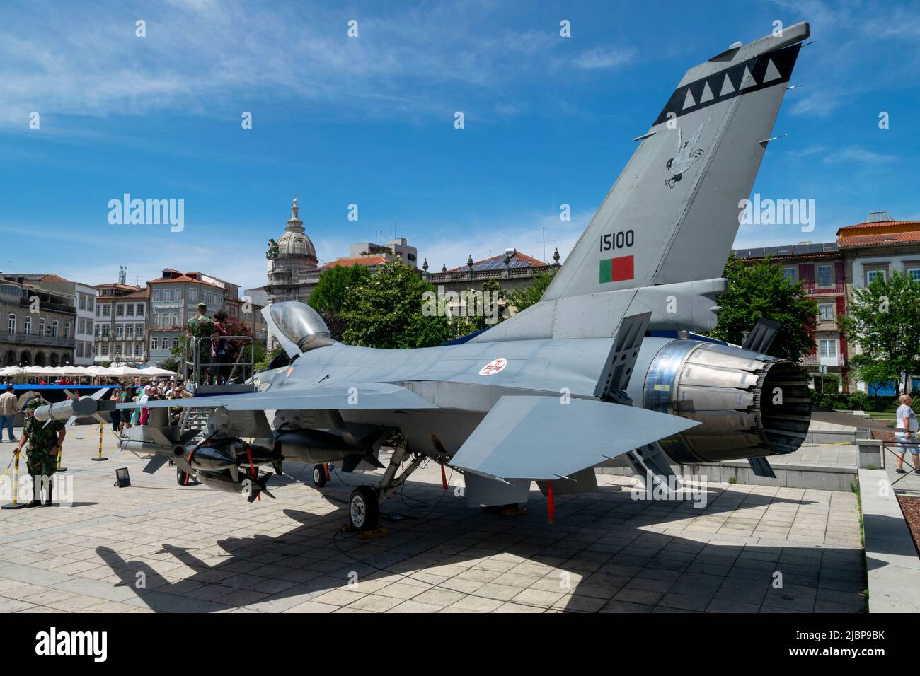 F16 aereo da combattimento dal Portogallo, NATO paesi forza aereo da combattimento aereo. Lotta aerea con aerei. Velivolo europeo F16. F16 sull'esposizione urbana. Foto Stock