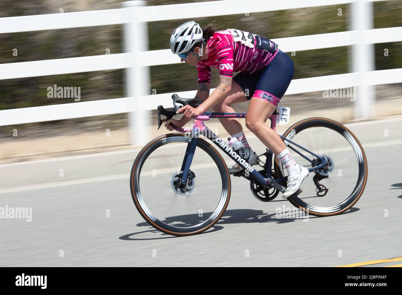 Erica Clevenger del DNA Pro Cycling team vince il Sunset Loop, fase 5 della Redlands Classic Stage Race 2022. Foto Stock