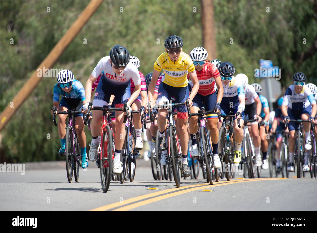 Il peloton femminile durante il Sunset Loop, fase 5 del 2022 Redlands Classic Foto Stock