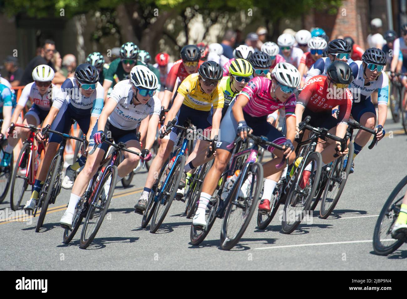 Corse di pelotoni da donna durante il Criterium classico delle Redlands nel centro di Redlands, California Foto Stock