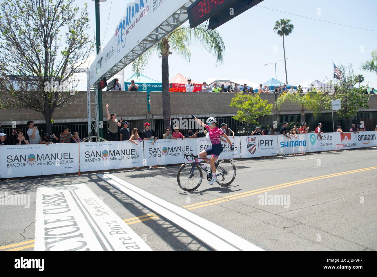 Erica Clevenger del DNA Pro Cycling team vince la fase 5 del Redlands Classic. Foto Stock