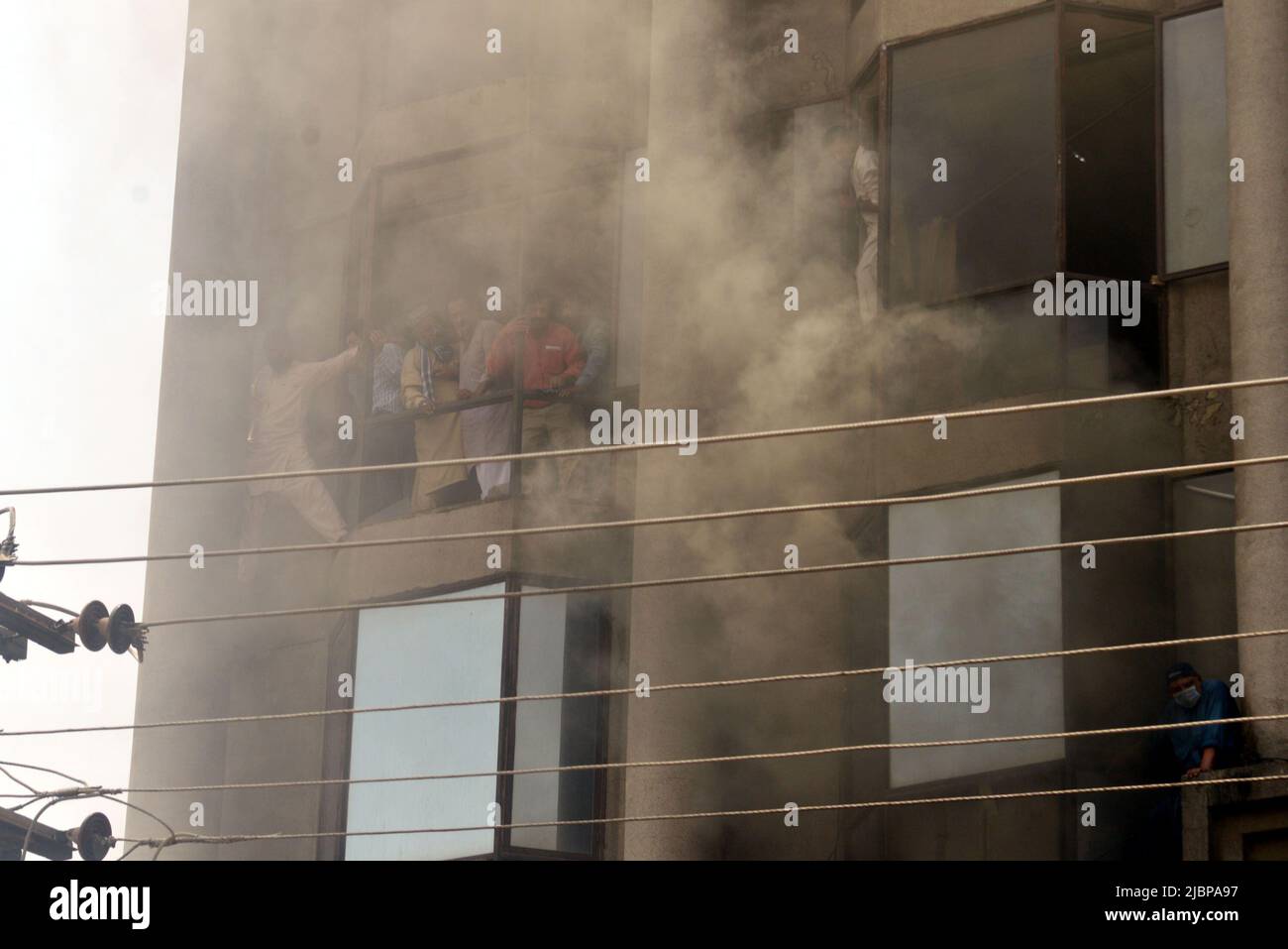 Lahore, Punjab, Pakistan. 7th giugno 2022. I vigili del fuoco pakistani salvano le persone bloccate dopo un incendio di massa nell'edificio fuori dall'ufficio CCPO a causa di un corto circuito, nella capitale provinciale di Lahore. Il personale di soccorso di 1122 Servizio sta ricoverando le persone inconsce a causa del fumo massiccio dopo il fuoco in un edificio, almeno due persone scadute e 42 persone salvate. (Credit Image: © Rana Sajid Hussain/Pacific Press via ZUMA Press Wire) Foto Stock