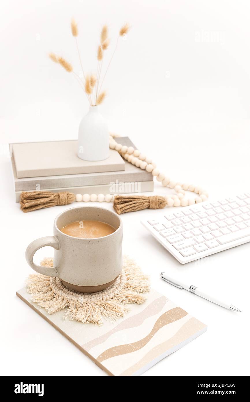 Scrivania minimalista in stile Boho Foto Stock