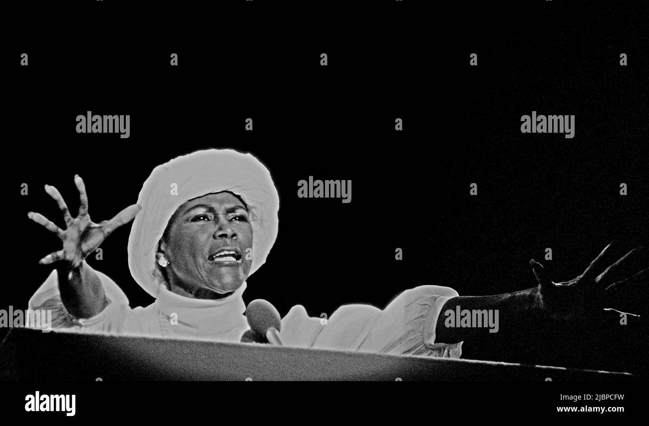 Cicely Tyson parla alla Convention Nazionale Democratica del 1984 a San Francisco, California Foto Stock