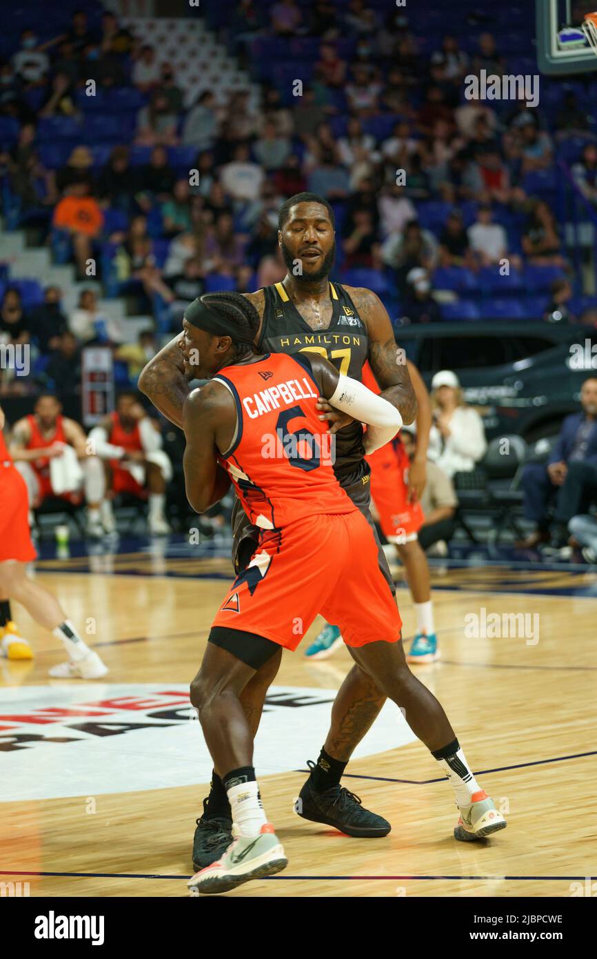 Langley, BC, Canada. 07/06/2022, Fraser Valley Bandits Alex Campbell (6) e Hamilton Honey Badgers Jeremiah Tilmon Jr. (21) lottano per la posizione, in questo gioco tra i Fraser Valley Bandits e i Hamilton Honey Badgers, martedì 7 giugno 2022, al Langley Event Center di Langley, BC, Canada. Photo Credit: Wesley Shaw: Shotbug /Alamy Live News Foto Stock