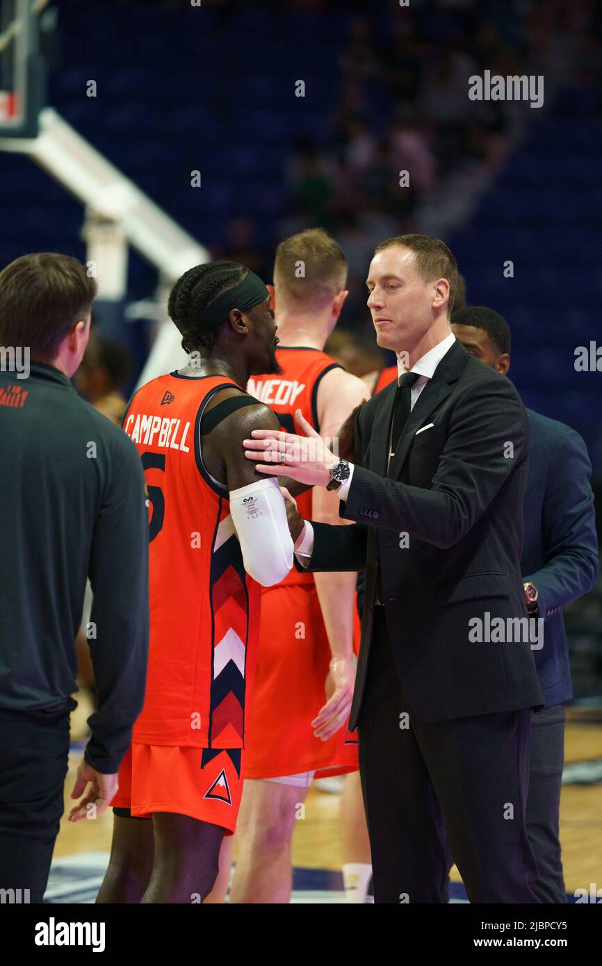 Langley, BC, Canada. 07/06/2022, il capo allenatore dei badgers Hamilton Honey Ryan Schmidt scuote la mano di Fraser Valley Bandits Alex Campbell (6), in questa partita tra i Fraser Valley Bandits e i Hamilton Honey Badgers, martedì 7 giugno 2022, presso il Langley Event Center di Langley, BC, Canada. Photo Credit: Wesley Shaw: Shotbug /Alamy Live News Foto Stock
