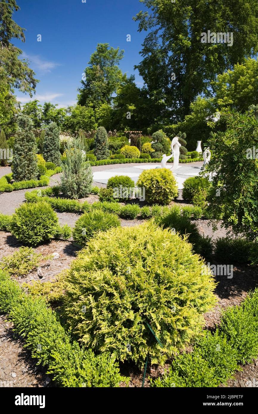 Sculture nel giardino formale francese al giardino Route des Gerbes d'Angelica in primavera, Mirabel, Quebec, Laurentians, Canada. Foto Stock