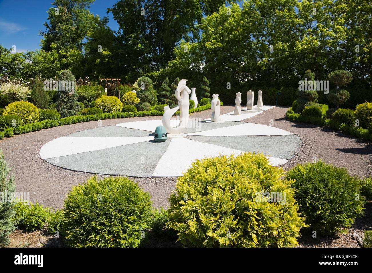 Sculture nel giardino formale francese al giardino Route des Gerbes d'Angelica in primavera, Mirabel, Quebec, Laurentians, Canada. Foto Stock