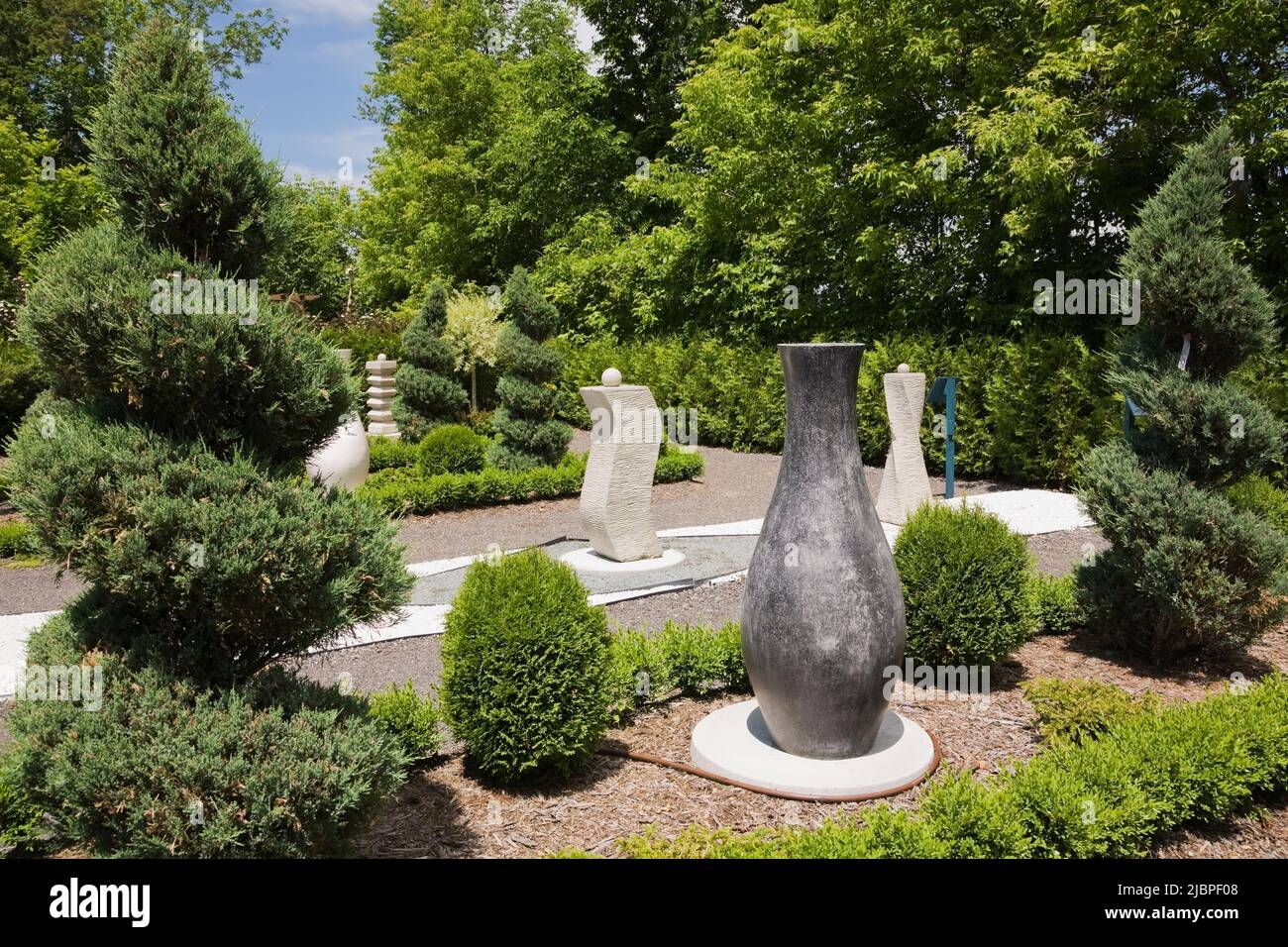 Sculture nel giardino formale francese al giardino Route des Gerbes d'Angelica in primavera, Mirabel, Quebec, Laurentians, Canada. Foto Stock