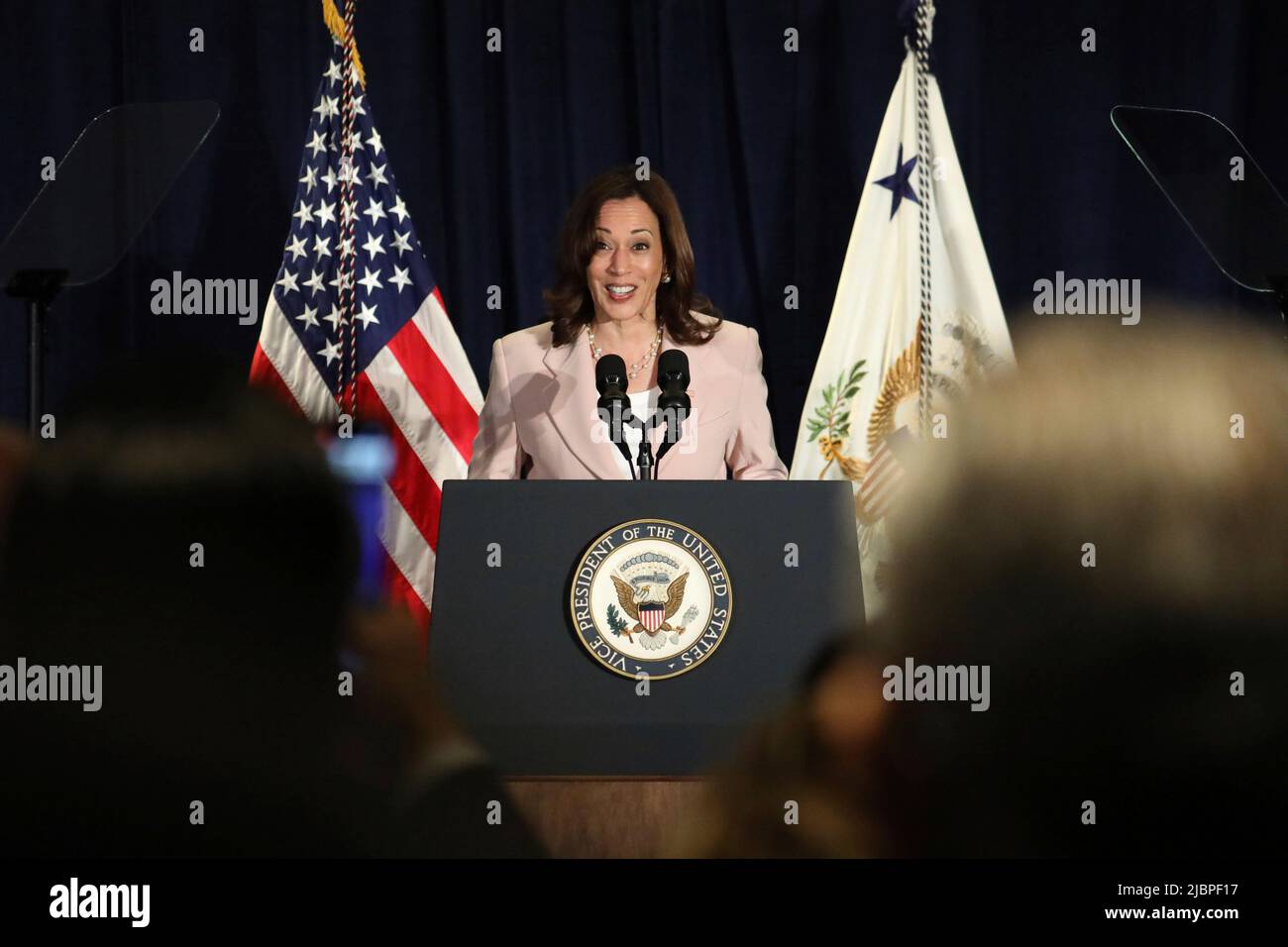 Los Angeles, California, Stati Uniti. 07th giugno 2022. Il vicepresidente degli Stati Uniti Kamala Harris commenta "nelle sue mani" un evento che promuove l'empowerment femminile, al IX Summit of the Americas di Los Angeles, California, USA, 07 giugno 2022. Credit: David Swanson/Pool via CNP/dpa/Alamy Live News Foto Stock