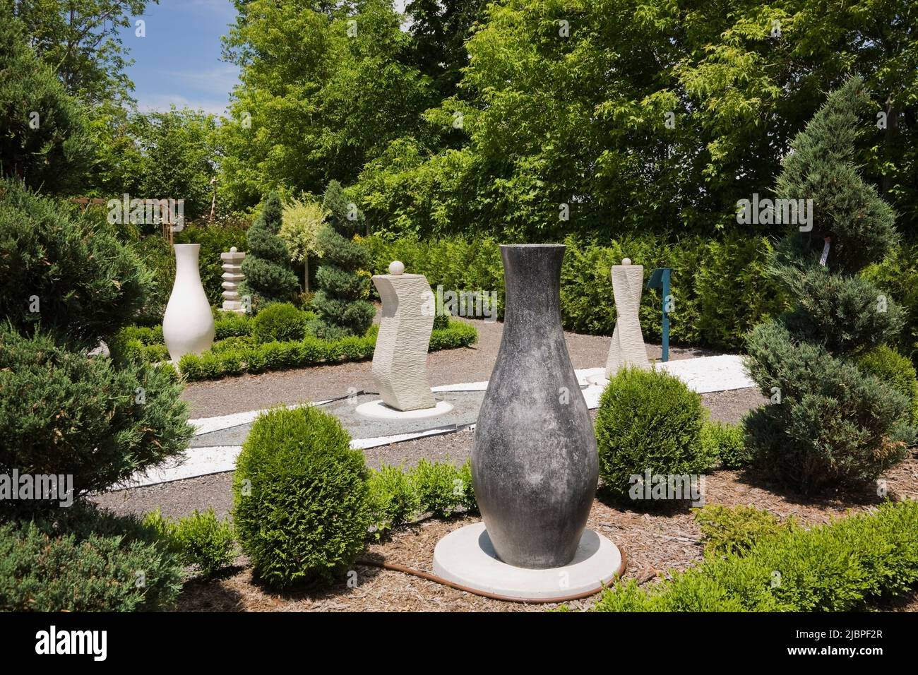 Sculture nel giardino formale francese al giardino Route des Gerbes d'Angelica in primavera, Mirabel, Quebec, Laurentians, Canada. Foto Stock
