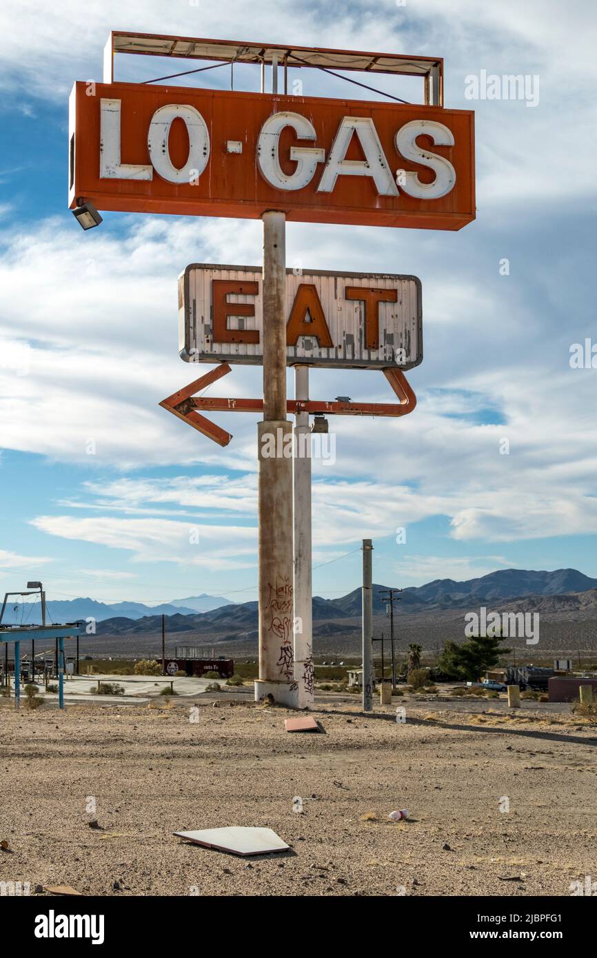 La stazione Low gas Eat Service si trova sulla i-15 vicino a Baker California Foto Stock