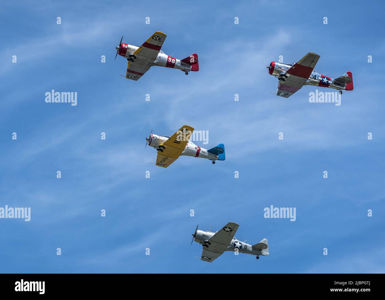 Reading, Pennsylvania, USA-6 giugno 2021: Quattro aerei della seconda guerra mondiale fanno un volo su uno sfondo di cielo blu durante il fine settimana del Museo Mid-Atlantic della seconda guerra mondiale Foto Stock