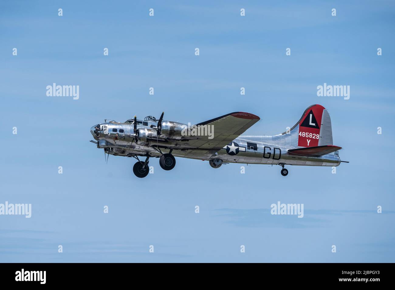 Boeing Flying Fortress della seconda Guerra Mondiale su sfondo cielo blu Foto Stock