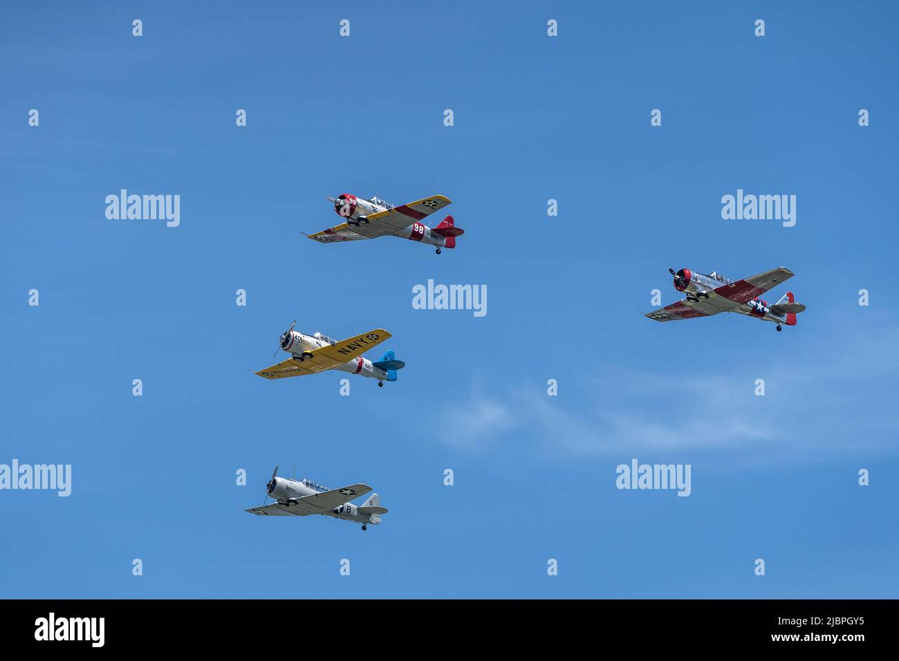 Reading, Pennsylvania, USA-6 giugno 2021: Quattro aerei della seconda guerra mondiale fanno un volo su uno sfondo di cielo blu durante il fine settimana del Museo Mid-Atlantic della seconda guerra mondiale Foto Stock