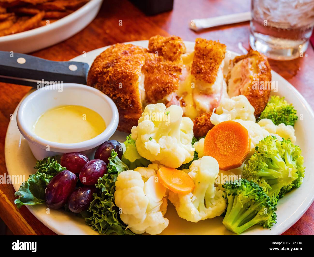 Primo piano di bistecca di formaggio di maiale fritto con verdure in Oklahoma Foto Stock