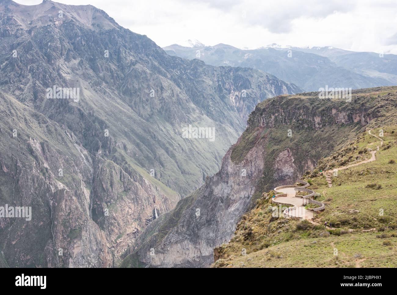 Paesaggio idilliaco del Canyon del Colca con splendide montagne rocciose e punto panoramico di Cruz del Condor vicino Arequipa, Perù. Il fiume Colca creò un canyon di abou Foto Stock