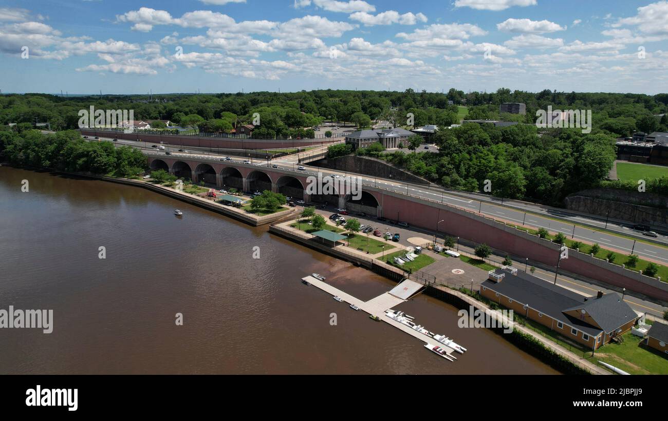 Vista aerea della boatouse e molo lungo il fiume Raritan a New Brunswick, NJ Foto Stock
