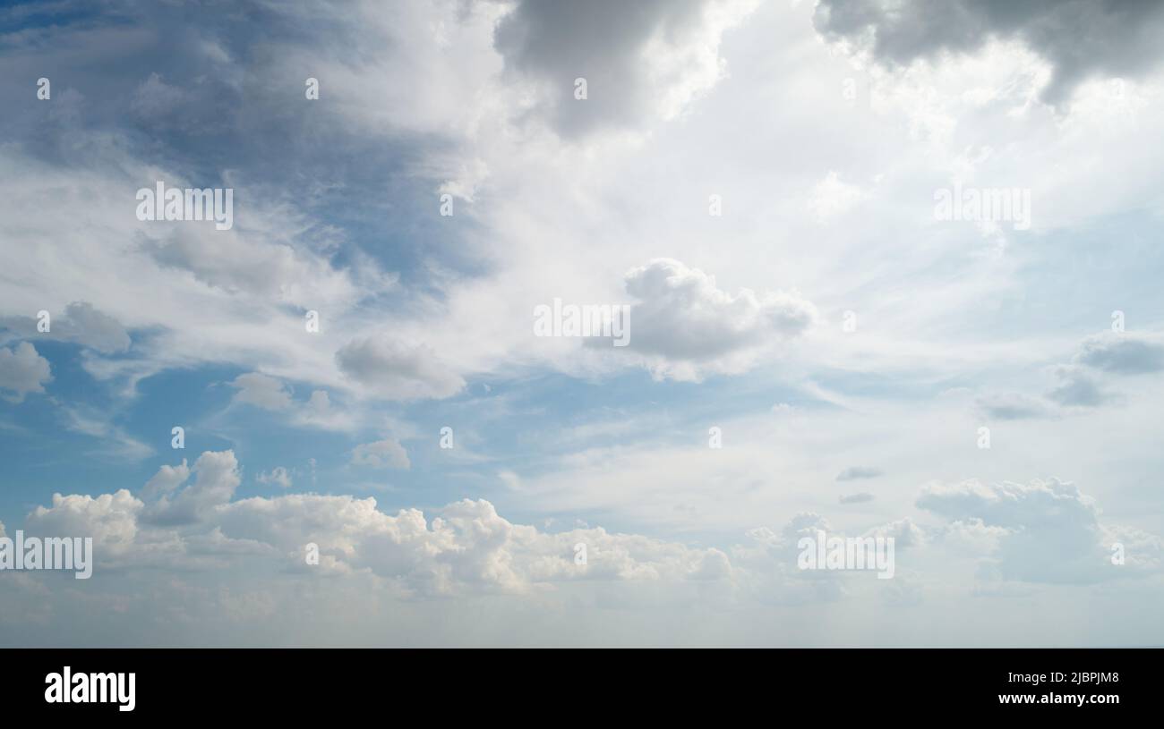 Cielo turbolento con nuvole vista dei droni aerei. Sfondo meteo luminoso Foto Stock