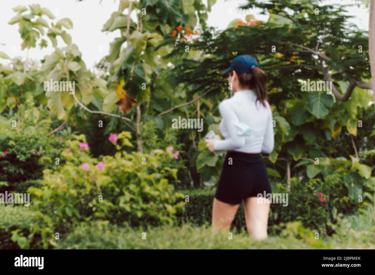 Offuscato concetto di donna esercizio jogging nel parco. Foto Stock