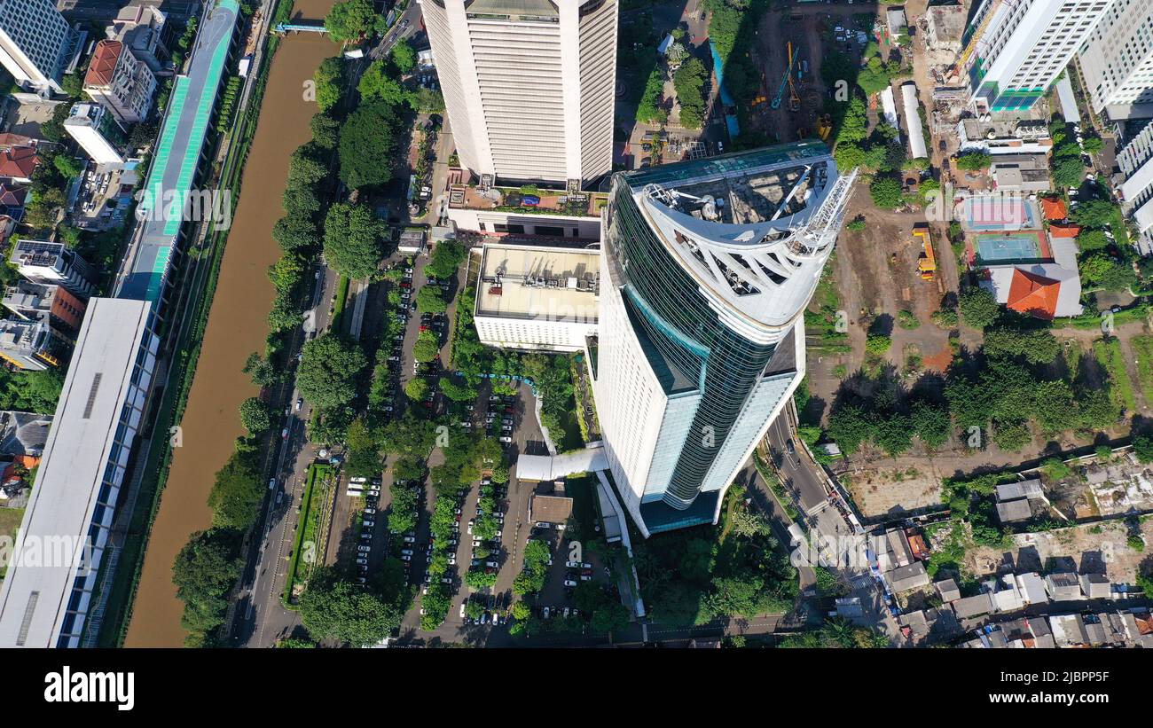 Vista dall'alto dei grattacieli del distretto finanziario di Jakarta, Indonesia. Giacarta è la città più grande del sud-est asiatico Foto Stock