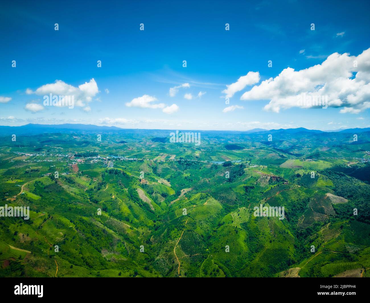 Mattina al lago Ta Dung o al lago Dong Nai 3 con verdi colline e montagne. Il serbatoio per la generazione di energia idroelettrica in DAC Nong ( Dak Nong Foto Stock