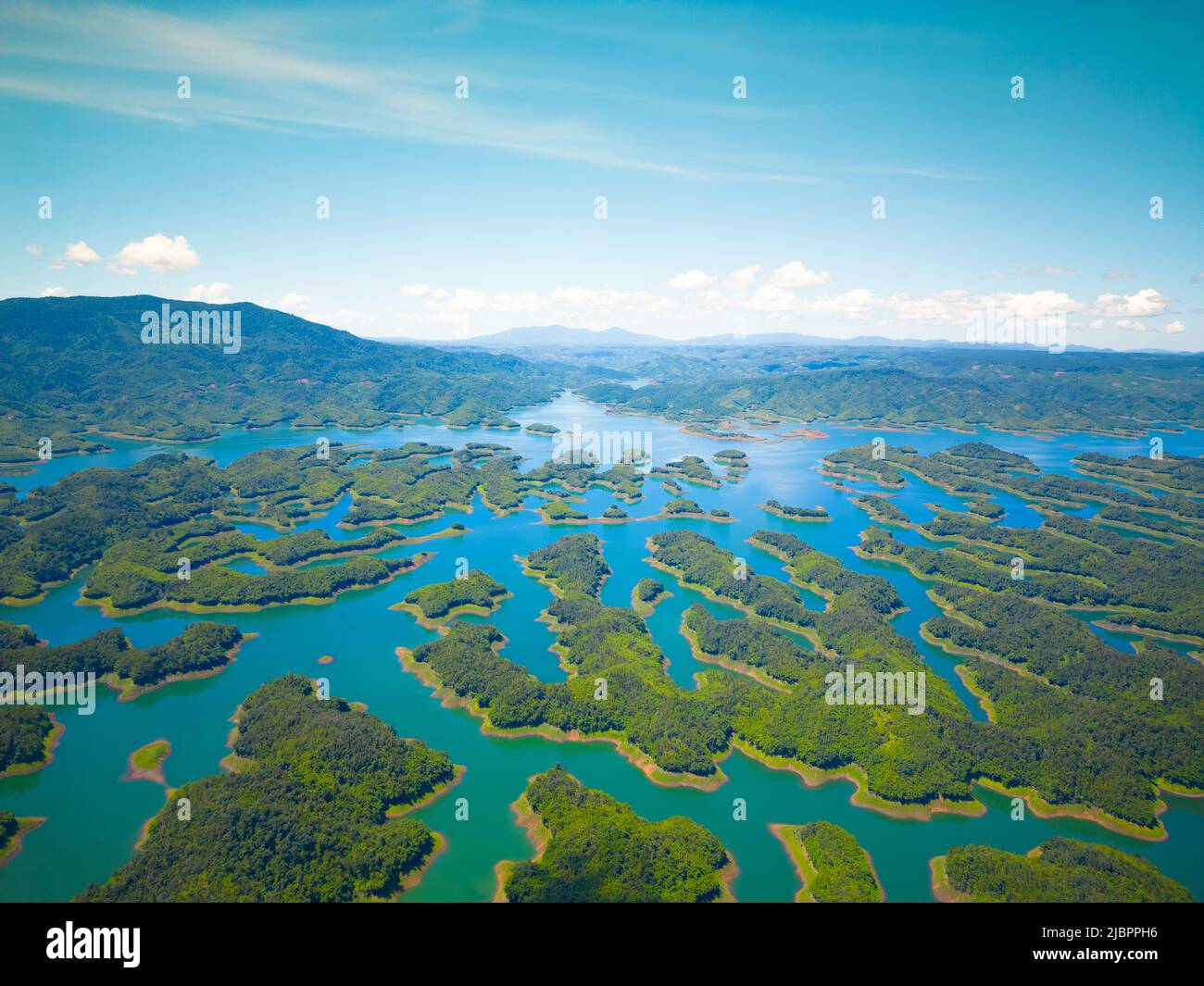 Mattina al lago Ta Dung o al lago Dong Nai 3 con verdi colline e montagne. Il serbatoio per la generazione di energia idroelettrica in DAC Nong ( Dak Nong Foto Stock