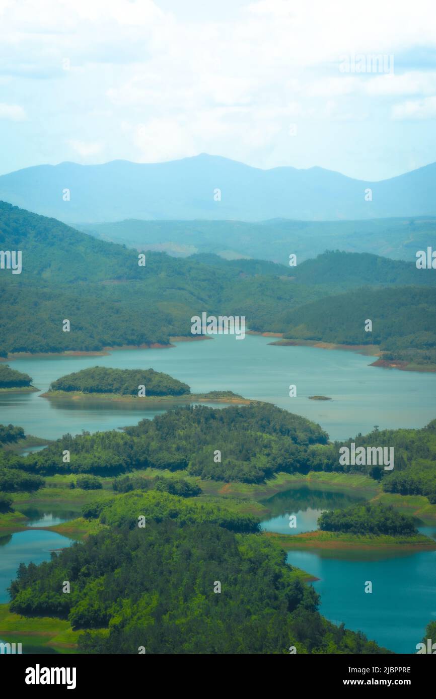 Mattina al lago Ta Dung o al lago Dong Nai 3 con verdi colline e montagne. Il serbatoio per la generazione di energia idroelettrica in DAC Nong ( Dak Nong Foto Stock