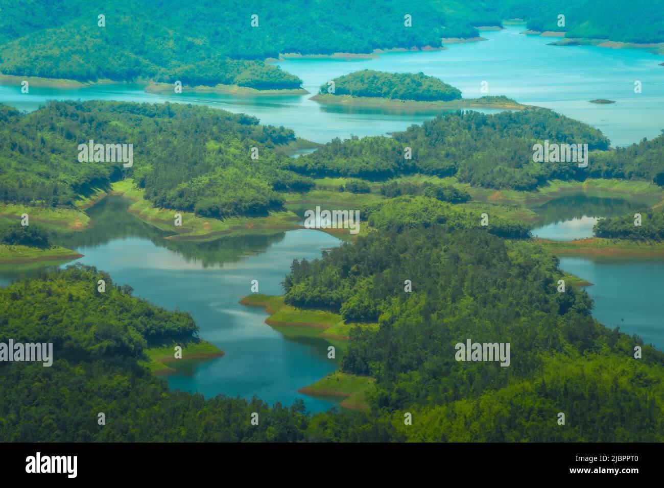 Mattina al lago Ta Dung o al lago Dong Nai 3 con verdi colline e montagne. Il serbatoio per la generazione di energia idroelettrica in DAC Nong ( Dak Nong Foto Stock