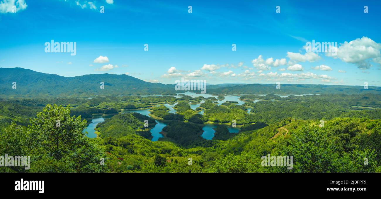 Mattina al lago Ta Dung o al lago Dong Nai 3 con verdi colline e montagne. Il serbatoio per la generazione di energia idroelettrica in DAC Nong ( Dak Nong Foto Stock