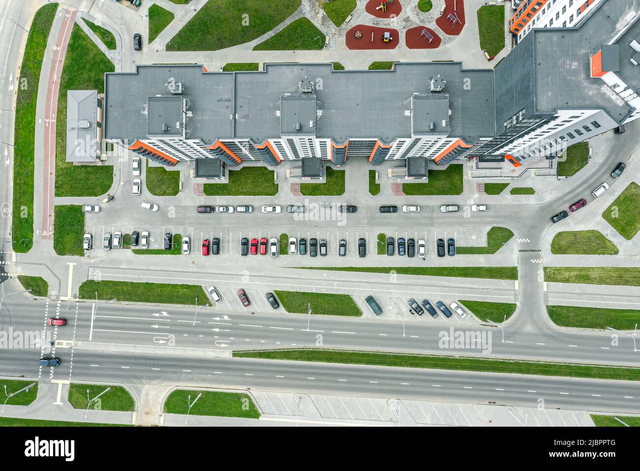 moderno edificio residenziale con parco giochi e parcheggio. fotografia aerea con drone. Foto Stock