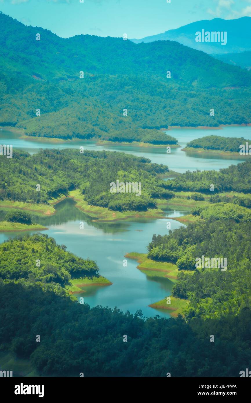 Mattina al lago Ta Dung o al lago Dong Nai 3 con verdi colline e montagne. Il serbatoio per la generazione di energia idroelettrica in DAC Nong ( Dak Nong Foto Stock