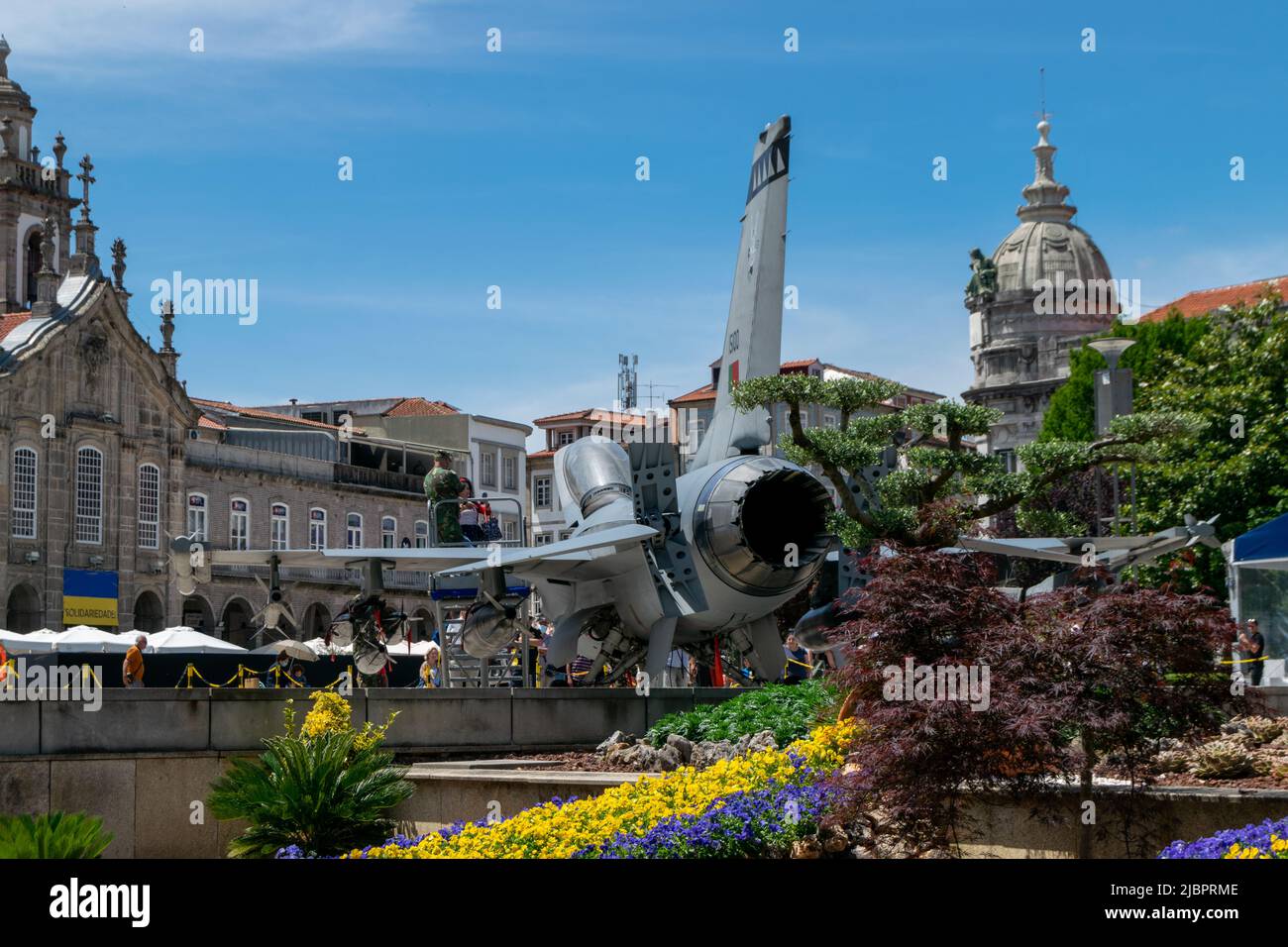F16 aereo da combattimento dal Portogallo, NATO paesi forza aereo da combattimento aereo. Lotta aerea con aerei. Velivolo europeo F16. F16 sull'esposizione urbana. Foto Stock