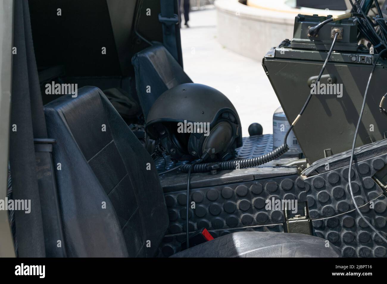 Scenario di guerra urbana, equipaggiamento militare all'interno di un veicolo da combattimento. Forze militari NATO. Panhard M11D 4x4 M/89-91. Veicoli blindati. Foto Stock