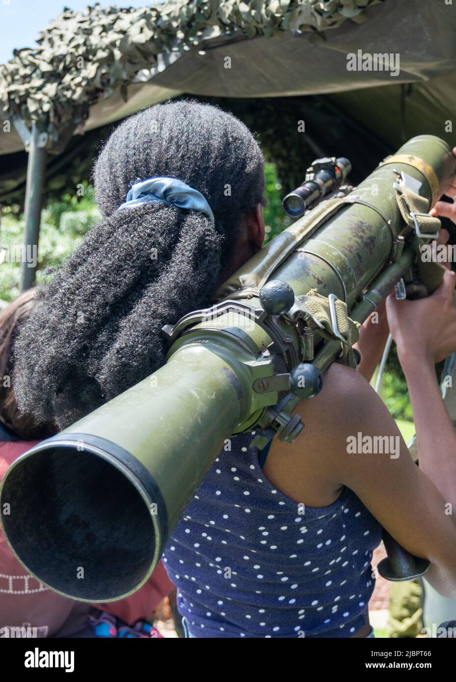 Donne civili che detengono un lanciarazzi, civili e guerra. I civili che proteggono sono paesi. Reclutamento militare. Zone di guerra e armi pesanti. Foto Stock