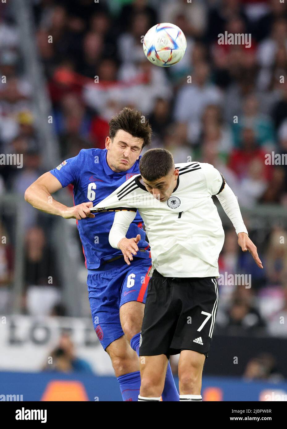 Harry Maguire of England Kai Havertz of germany 06 MONACO di BAVIERA, GERMANIA - 07 GIUGNO: UEFA Nations League League A Group 3 Match tra Germania e Inghilterra all'Allianz Arena il 07 giugno 2022 a Monaco di Baviera, Germania. Nations League Deutschland England © diebilderwelt / Alamy Stock Foto Stock